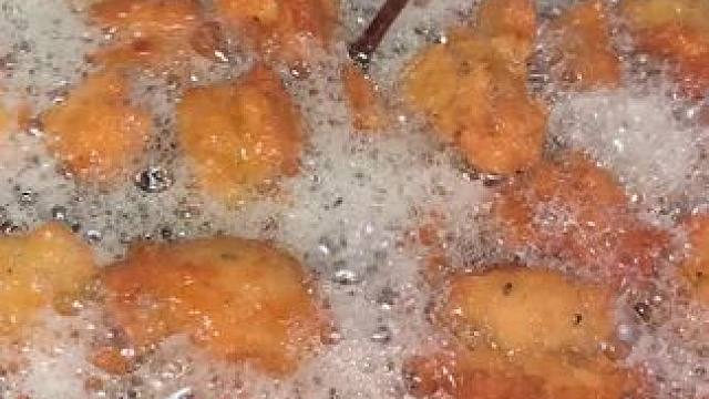 今天预定单现炸发肉，外酥里嫩，香喷喷的，刚出锅哦还是热乎的[色][色]需要的亲们还️预定哦，前面几锅