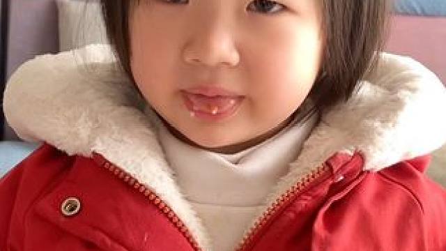 2岁宝宝嫌弃妈妈炒的菜，一口下去脸都变色了，小人精太可爱了#人类幼崽 #萌宝小吃货