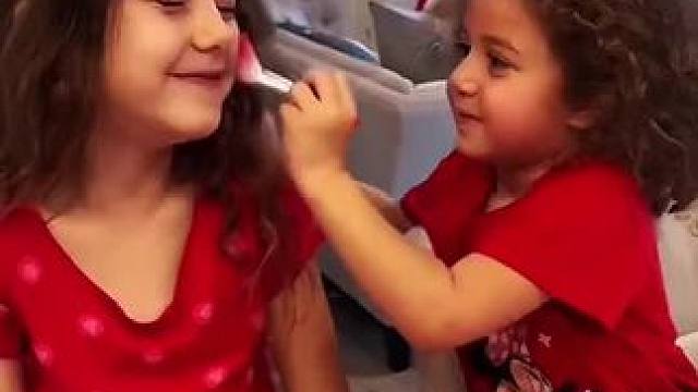 妹妹为姐姐打扮妆容，结局让人太意外了！#看一遍笑一遍 #意想不到的结局 #万万没想到 #这操作都看傻