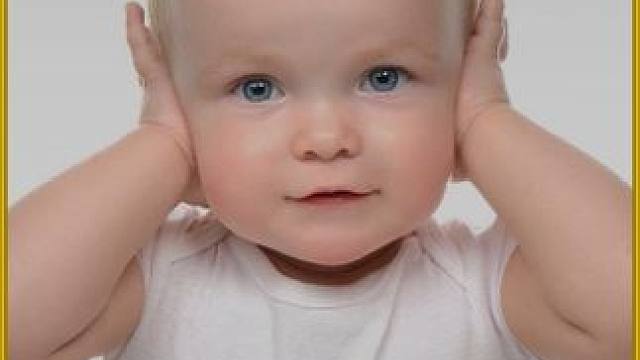 简直不敢相信，小女孩的耳朵里竟藏匿着许多球状的不明生物。【纯属纪录片 请通过】#奇葩 #掏耳朵 #纪录片