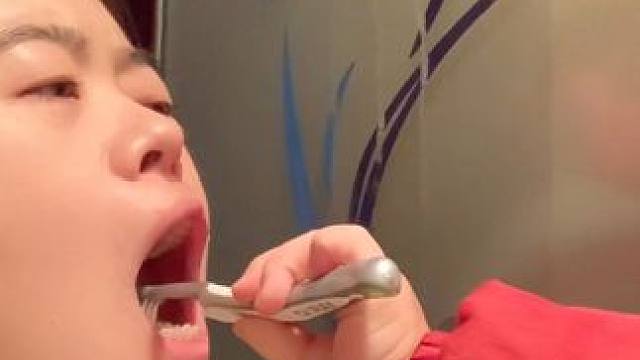 2岁宝宝帮妈妈洗漱做家务，一条龙服务把妈妈坑惨了！#人类幼崽 #萌娃#过年