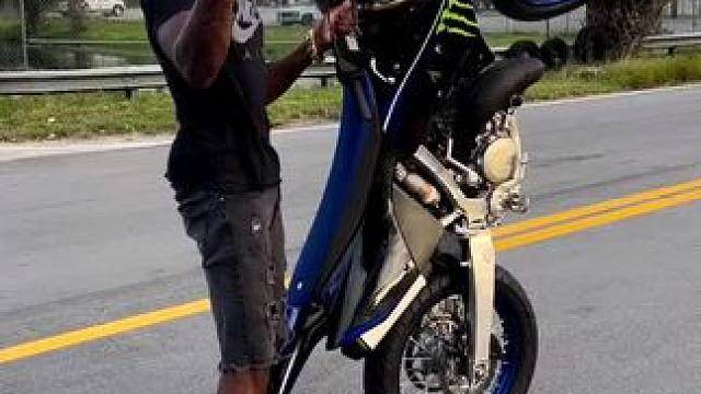 #翘头 #专业动作请勿模仿 #雅马哈越野 被他装到了。