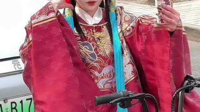 下班路上遇到个小哥，我盲猜他在跳这个手势舞，你们看看对不对！！#财神 #手势舞 #仙气飘飘还得是国风