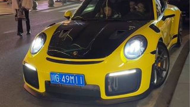 成都名媛开保时捷911GT2RS回头率超高，墨镜一戴谁都不爱，气质这一块拿捏得死死的，带着好姐妹兜风