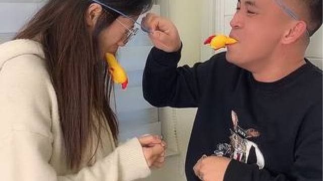 保持沉默挑战，笑到我差点哭了#看一遍笑一遍 #情侣 #趣味游戏 #保持沉默挑战