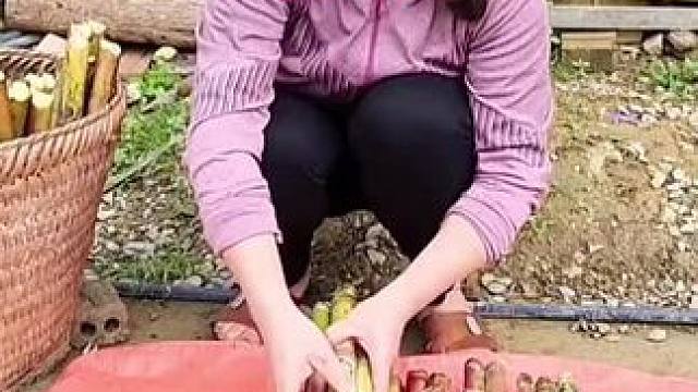 辛苦的莲娜今天去卖甘蔗#野外生存 #单亲妈妈