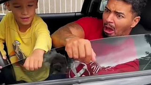 用手臂测试车窗性能，结局简直太让人意外了！#看一遍笑一遍 #意想不到的结局 #这操作都看傻了 #老外