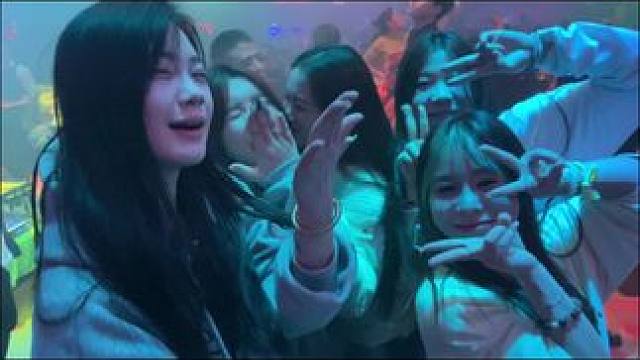 没什么爱好 没事就爱跟小姐妹喝喝小酒蹦蹦迪#原相机 #总有人懂你的奇奇怪怪 #酒搭子