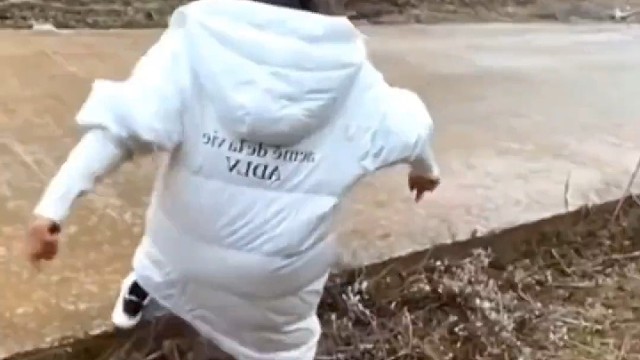 看见她摔了我就放心了