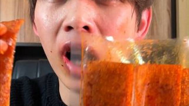 这个添加了魔鬼椒的辣条真是太上头了，喜欢吃辣的千万不能错过了 #好吃到停不下来 #零食推荐 #辣条