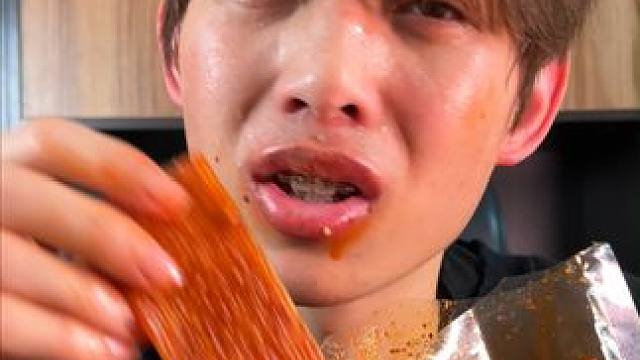 这个添加了魔鬼椒的辣条真是太上头了，喜欢吃辣的千万不能错过了 #好吃到停不下来 #零食推荐 #辣条