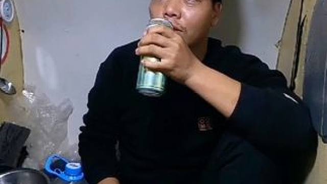 房车冬季穷游东北天气太冷了，买了一斤猪头肉来下酒生活太安逸了 #床车生活 #冬季穷游东北 #冬季户外