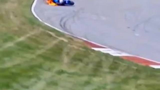 #摩托车比赛 #滑胎过弯 #专业动作请勿模仿 #封闭场地请勿模仿 #压弯