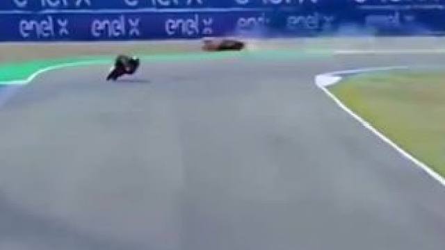 #93号马奎斯 #摩托车比赛 #motogp王杰 #压弯 #专业动作请勿模仿