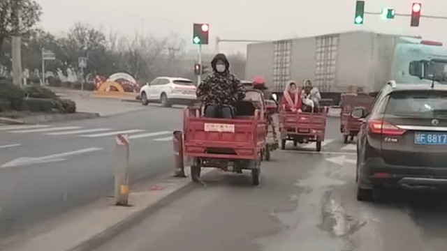 本来挺同情的，但还是忍不住笑了[笑哭]