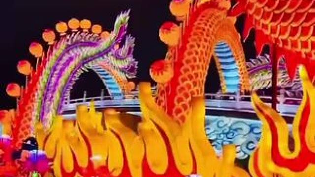 ⽣活可以慢，但是夜晚的灯必须浪漫，仁寿⾸届⻰年灯海⼤庙会即将开始，远⽅你记得常回家看看。⾮遗打铁花，