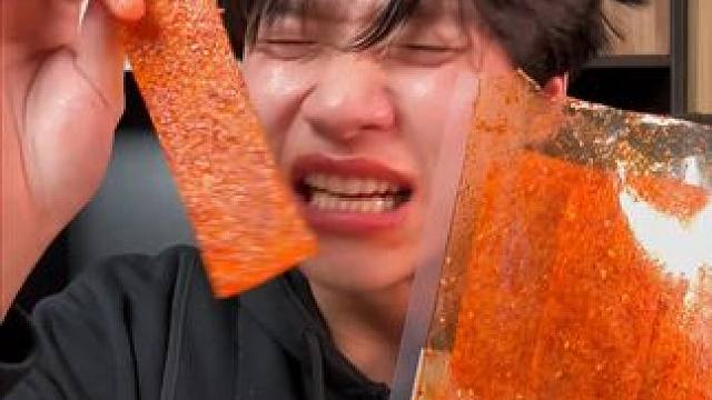 不得不说，湖南人做的辣条是真的辣，但也是真的好吃啊！ #好吃到停不下来 #追剧小零食 #辣条