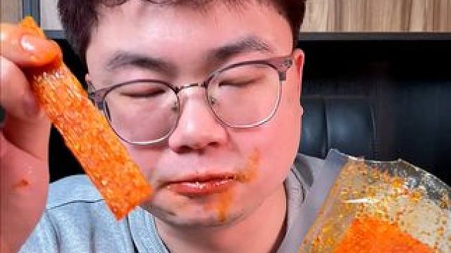 不得不说，湖南人做的辣条是真的辣，但也是真的好吃啊！ #零食推荐 #好吃到停不下来 #辣条