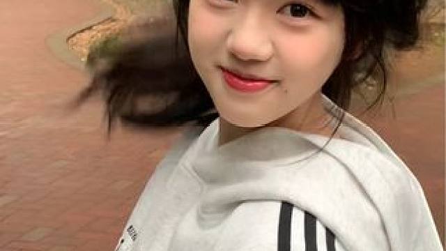 女朋友下楼扔个垃圾还要臭美，真拿她没办法#甜妹 #随拍 #日常