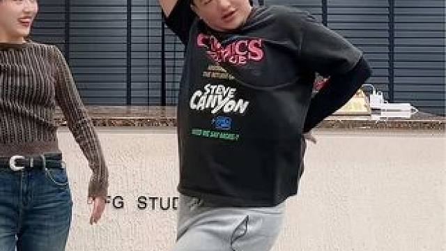 快过年了 赶紧学个舞 给红包就跳舞 灵魂舞蹈 #沙雕情侣欢乐多