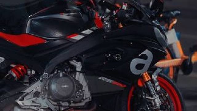 钱那么靠谱都有假 何况ta说的话呢#机车摄影 #街头摩托车 #西安机车街拍 #摩托车 #阿普利亚rs