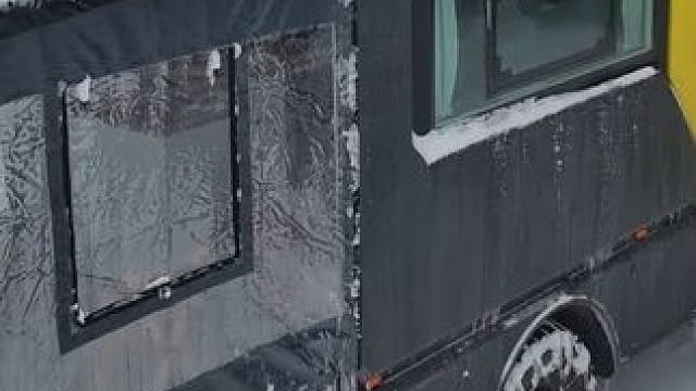 森林遭遇超强暴风雪，一家三口躲在超大房车内，享受到了极限奢华 #雪地越野 #床车旅行