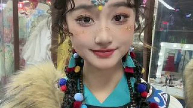 #笨蛋美女 #甜甜的手势舞 #总要拍一次藏服写真吧 #甜妹统治世界 #今天是甜美西域公主 热乎的