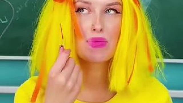 为了能逃避保安的检查，把牙签上面涂满口红！#看一遍笑一遍 #意想不到的结局 #这操作都看傻了 #老外