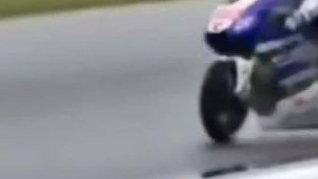 摩托车雨天比赛事故 #摩托车比赛 #专业动作请勿模仿 #大神控车 #滑胎过弯 #压弯