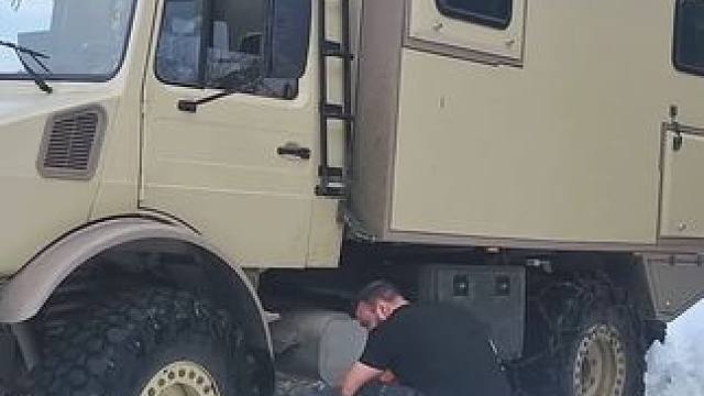 这才是真资格牛人情侣，也不怕森林野熊，窝在房车内享受露营！ #雪地旅行露营 #越野房车 #雪地越野