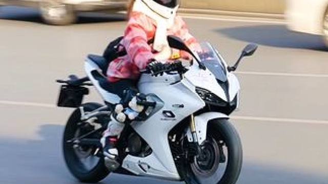 评论区想看你们的机车合照#西安机车街拍 #南门追焦 #机车摄影