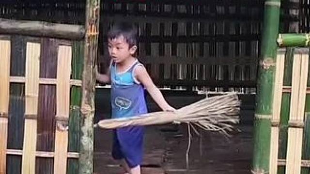 好消息:莲娜的新房子要完工了#农村生活 #野外生存 #单亲妈妈