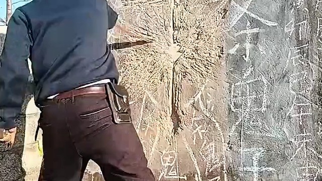 看他这一式已经练过很长时间了，近身估计难挡他这一招