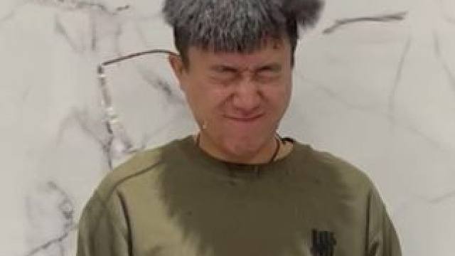 扔水瓶挑战 今日拍摄成本一个眼镜#扔水瓶挑战 #办公室游戏 #随拍 #综艺搞笑 #看一遍笑一遍