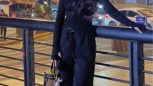 香港知名富商家“千金大小姐”来上海旅游，零下5度亲自出来拍照，就她手上提的LV包包都够老家买套房子了