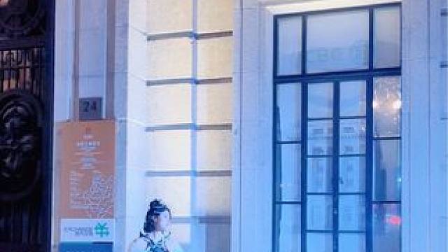 “冯程程”今犹在，不见当年许文强#路人视角 #上海 #街拍 #旗袍