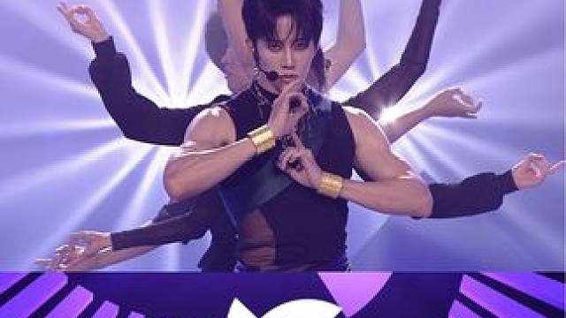 #MIKE泰创导师高能舞台 #创造营亚洲 导师@MikeAngelo吴翊歌 帅气十足的造型加上赏心悦