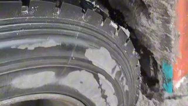 路面上最可怕的不是上冻而是一年两箱油选手，听话咱能不开车就尽量别开了，安全第一过个好年