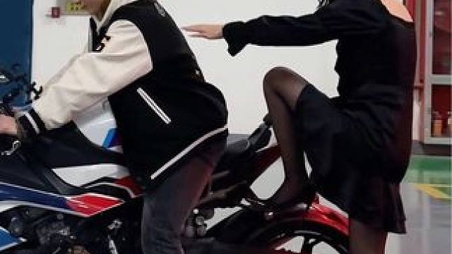 今天带表姐来体验坐机车 她说“好猛啊”#机车 #王一博