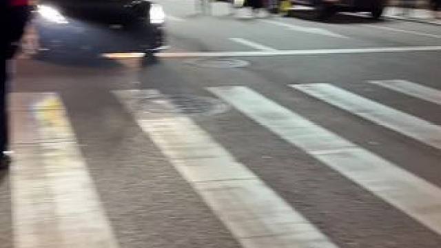 富少开路特斯跑车带女友逛太古里，美女下车富少还亲自开门这样的男人太好了难找了，为啥人家能成功细节决定