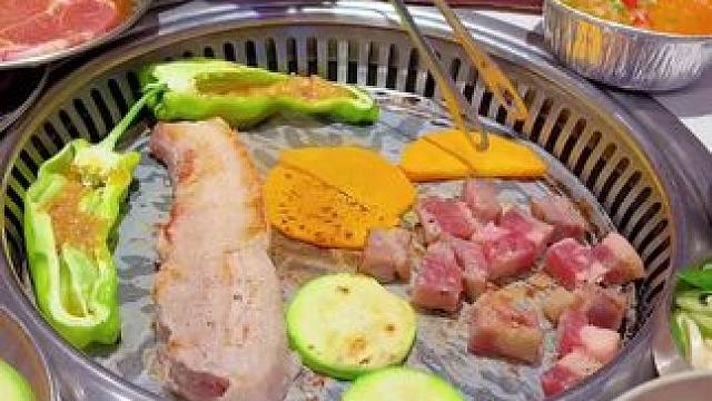 #贪团团 #吃烤肉 #嗨吃集结会 #过年吃出好运来  新年家庭聚餐快来吧，大口吃肉真满足！