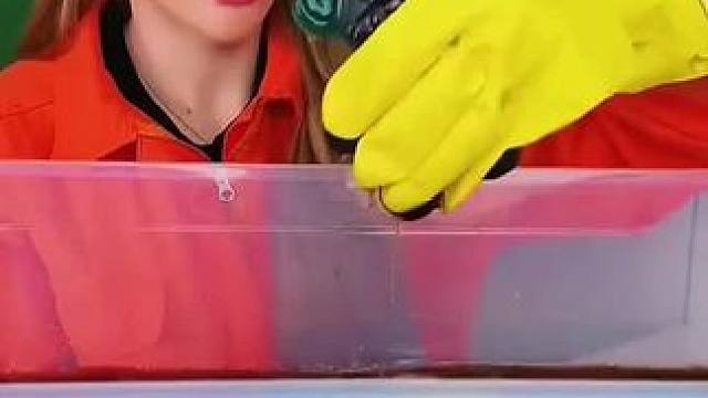 为了防止保安发现，偷偷把软糖变大！#看一遍笑一遍 #万万没想到 #沙雕日常 #意想不到的结局 #这操