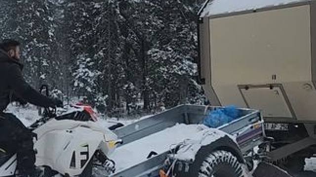 这才是真资格土豪夫妻，驾驶超级房车雪地露营，还有雪地摩托越野 #雪地越野 #雪地摩托 #房车旅行日记