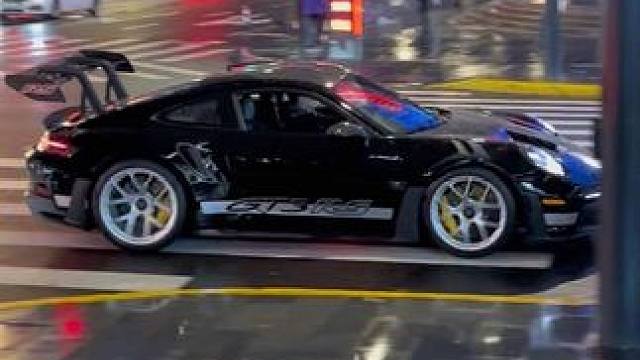 上海最近天天下雨，但是新天地天天有神车，难道大佬们喜欢下雨天出街呀#保时捷992GT3RS#奔驰sl