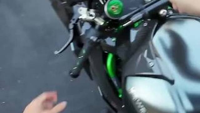 兄弟们你们要的毒液来了。 #川崎h2r#每个男人都有一个机车梦 #四缸摩托车声浪 #机车控 #机车压