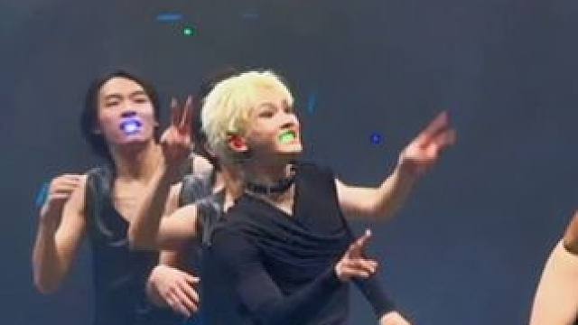 远看繁星点点，近看牙套应援。很美的精神状态 #周震南 #周震南演唱会 #周震南广州演唱会