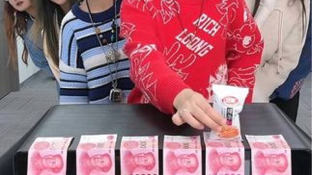 辣条配对挑战，哈哈太好玩了#真会玩系列 #盲选 #趣味游戏