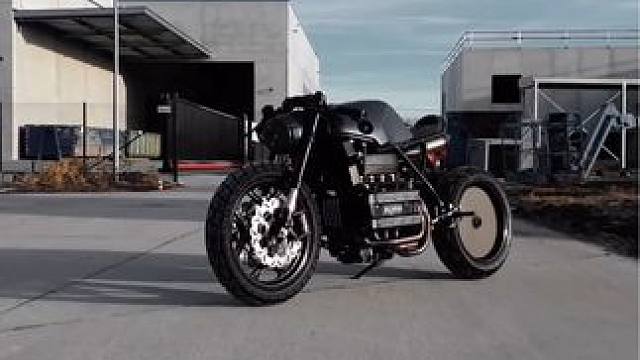 不同于拳击手发动机，k100的发动机在保留低重心的同时，也抑制了发动机的抖动，使操控更为平顺 #复古