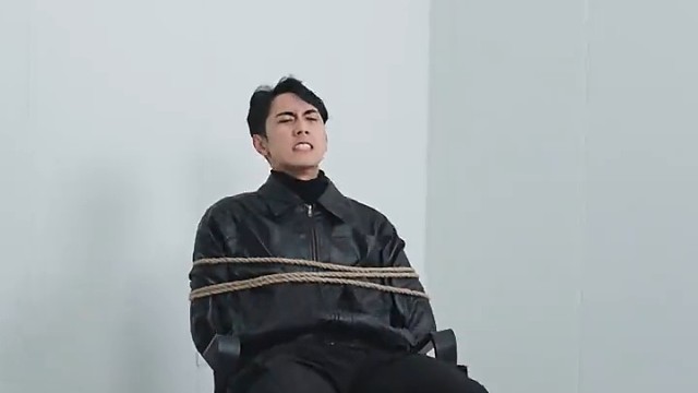 是谁把老子绑过来的？