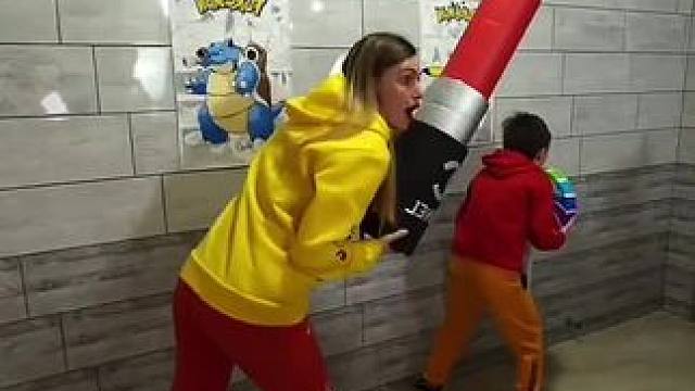 男子 用超能力把母子困住，这简直太神奇了！#看一遍笑一遍 #这操作都看傻了 #万万没想到 #沙雕老外